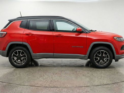 Used 2025 Jeep Compass Trailhawk image 11