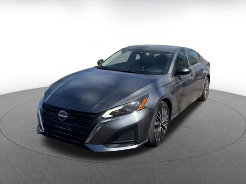 Used 2025 Nissan Altima 2.5 SV FWD image 7