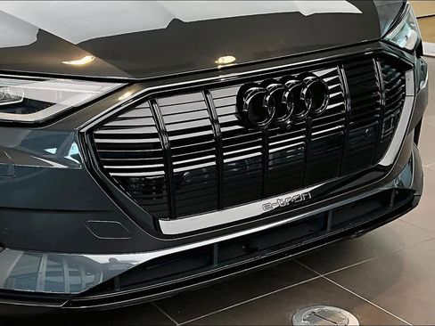 Used 2023 Audi e-tron Premium Plus w/ Premium Plus Package image 32