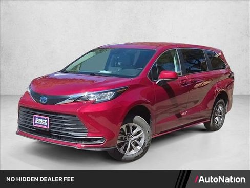 Used 2022 Toyota Sienna LE FWD image 1