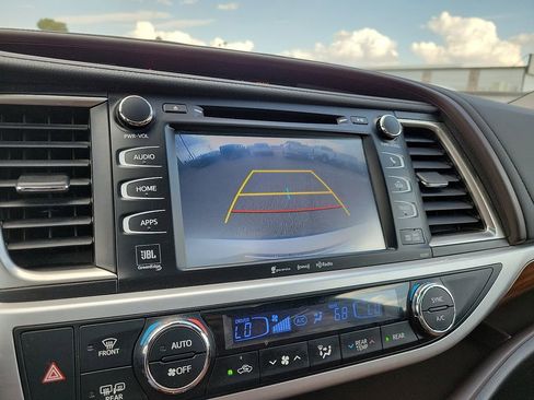 Used 2019 Toyota Highlander Limited FWD image 22