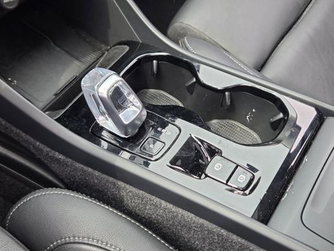 Used 2025 Volvo XC40 B5 Plus image 29