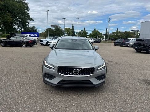 Used 2025 Volvo V60 B5 Cross Country Plus AWD/4WD image 2
