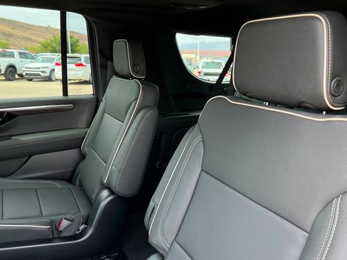New 2026 Chevrolet Suburban Premier AWD/4WD image 21