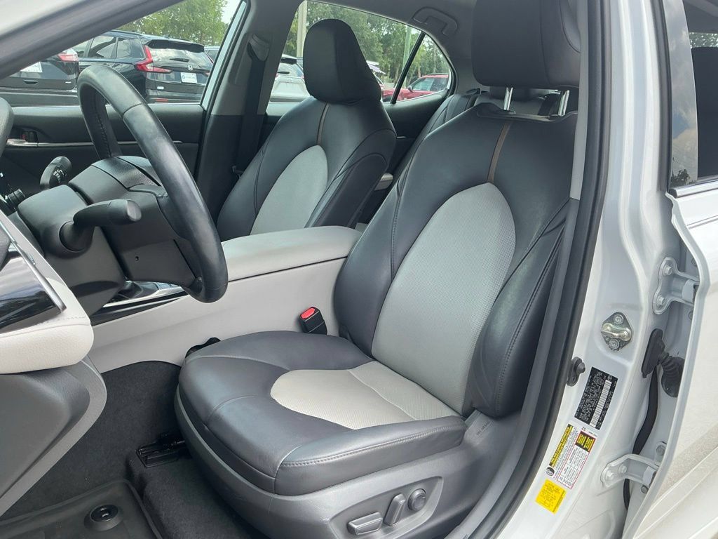 Used 2020 Toyota Camry XLE FWD image 32