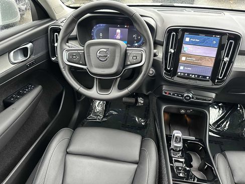 Used 2025 Volvo XC40 B5 Plus w/ Climate Package image 17