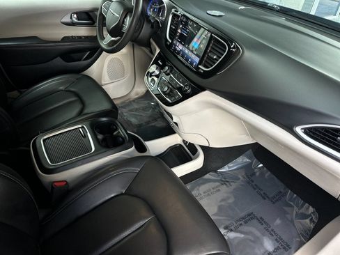 Used 2023 Chrysler Pacifica Touring-L FWD image 16