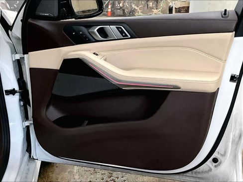 Used 2019 BMW X5 xDrive50i w/ M Sport Package image 26