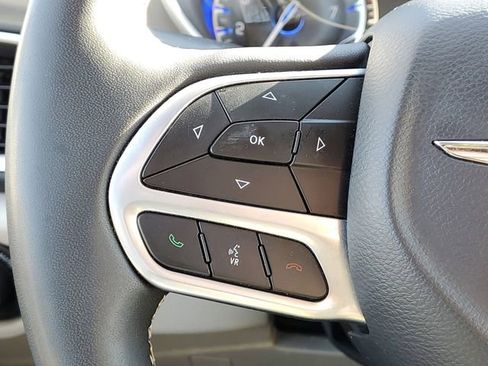 Used 2023 Chrysler Pacifica Touring-L image 18