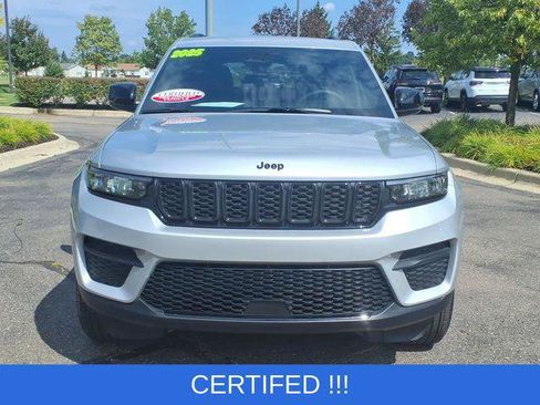 Certified 2025 Jeep Grand Cherokee Altitude AWD/4WD image 2