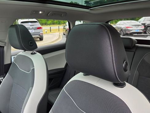 Certified 2025 Volkswagen Taos SE w/ Panoramic Sunroof Package FWD image 38