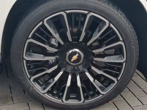 Used 2025 Chevrolet Tahoe High Country image 12