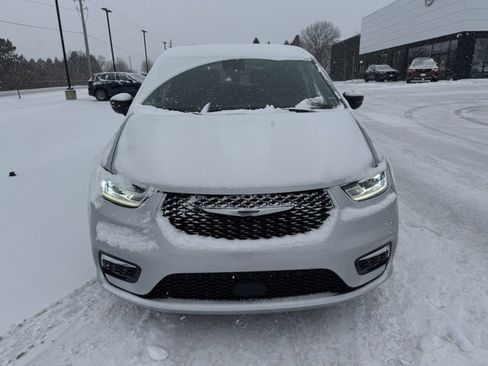 Used 2024 Chrysler Pacifica Touring-L image 34