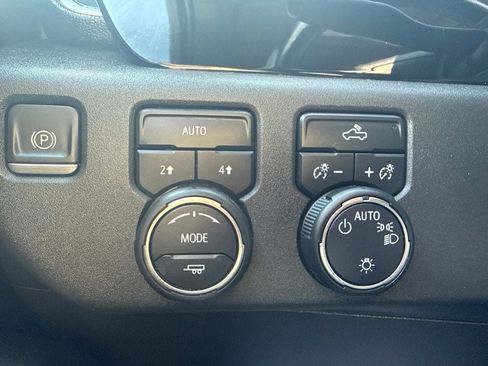 Used 2022 Chevrolet Silverado 1500 LT w/ Convenience Package II AWD/4WD image 21