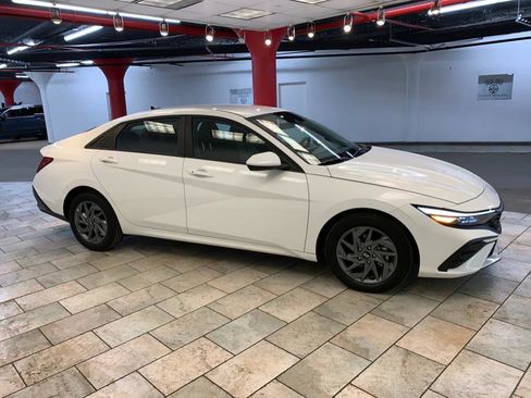 Used 2024 Hyundai Elantra SEL image 8