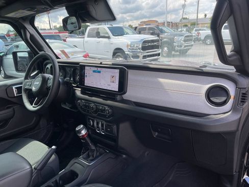 Used 2025 Jeep Wrangler Sport AWD/4WD image 18