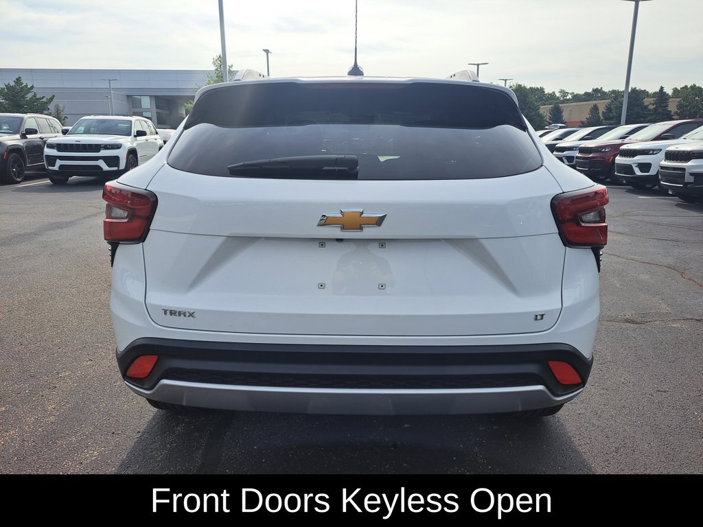 Used 2025 Chevrolet Trax LT w/ LT Convenience Package FWD image 4