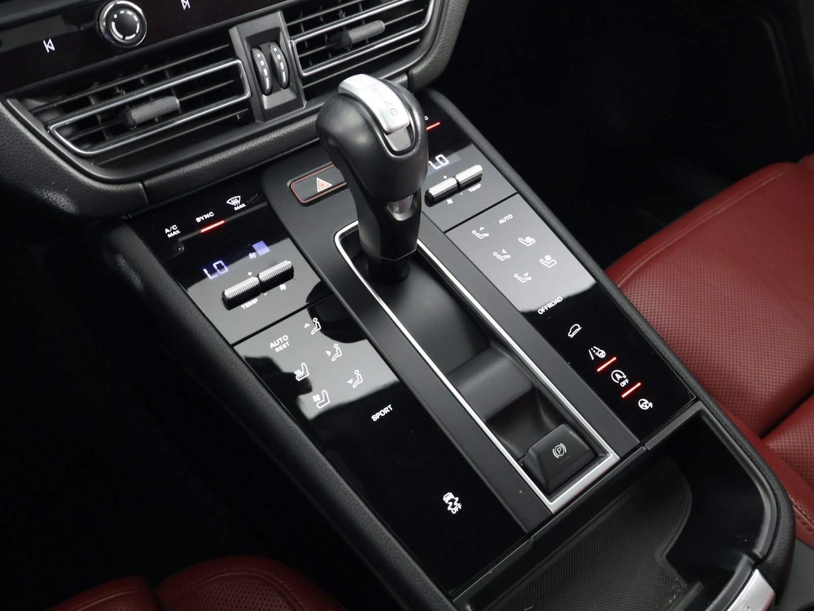 Certified 2023 Porsche Macan AWD/4WD image 18