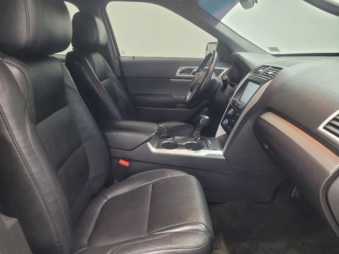 Used 2015 Ford Explorer XLT w/ Equipment Group 202B FWD image 21