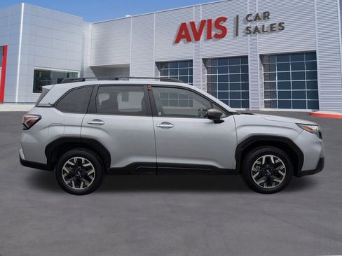 Used 2025 Subaru Forester Premium image 7