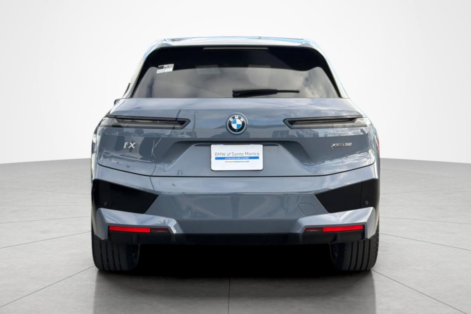 Used 2023 BMW iX xDrive50 w/ Sport Package AWD/4WD image 4