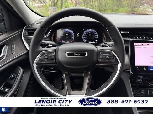 Used 2023 Jeep Grand Cherokee Limited image 16