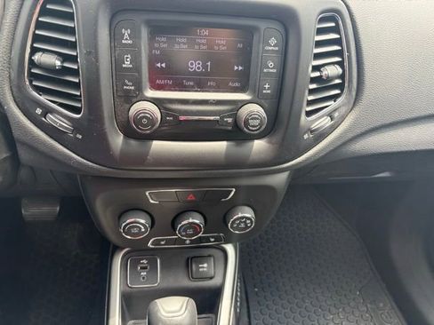 Used 2018 Jeep Compass Latitude w/ Cold Weather Group FWD image 25