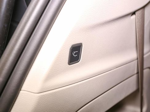 Used 2022 Chrysler Pacifica Touring-L image 13