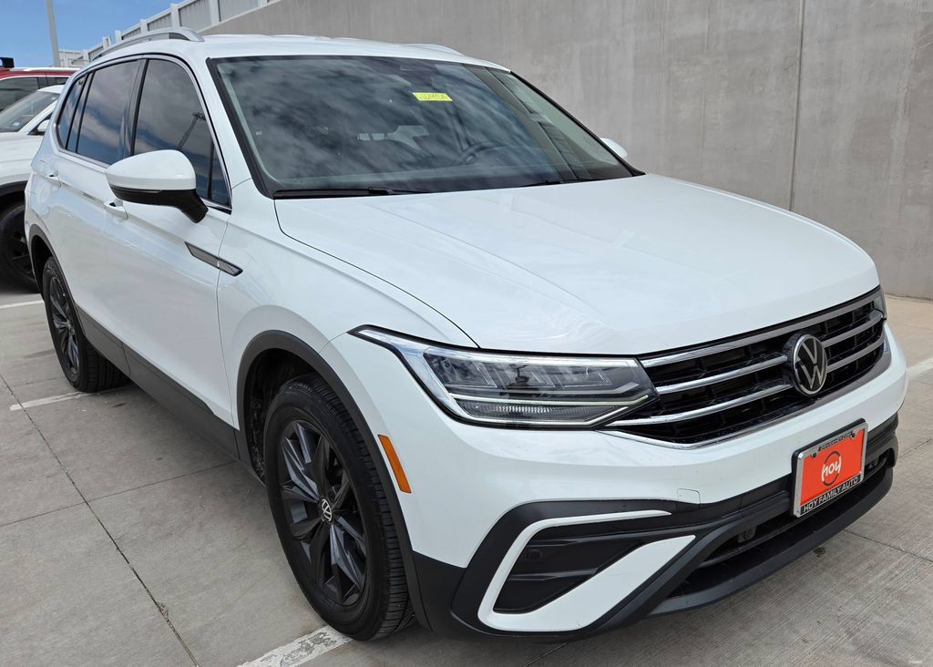 Used 2024 Volkswagen Tiguan SE FWD image 2
