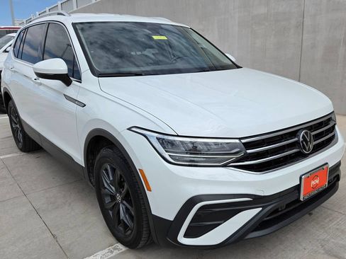 Used 2024 Volkswagen Tiguan SE FWD image 2