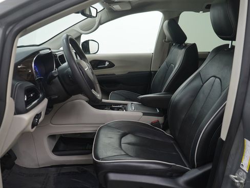 Used 2023 Chrysler Pacifica Limited image 16