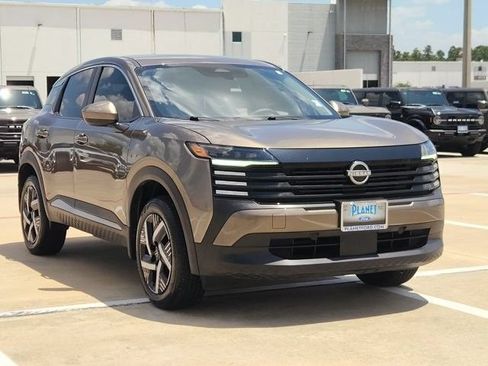 Used 2025 Nissan Kicks SV w/ Illumination Package FWD image 3