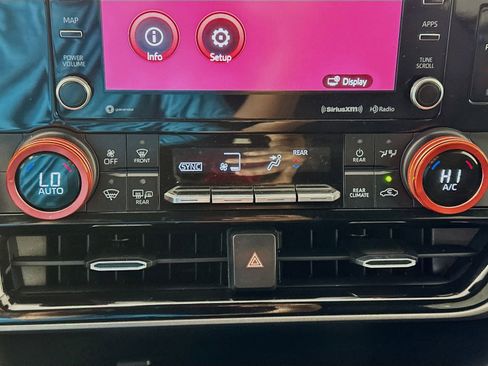 Used 2020 Toyota Highlander LE AWD/4WD image 15