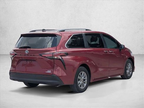 Used 2022 Toyota Sienna XLE FWD image 5