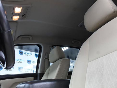 Used 2016 Nissan Titan SV image 9