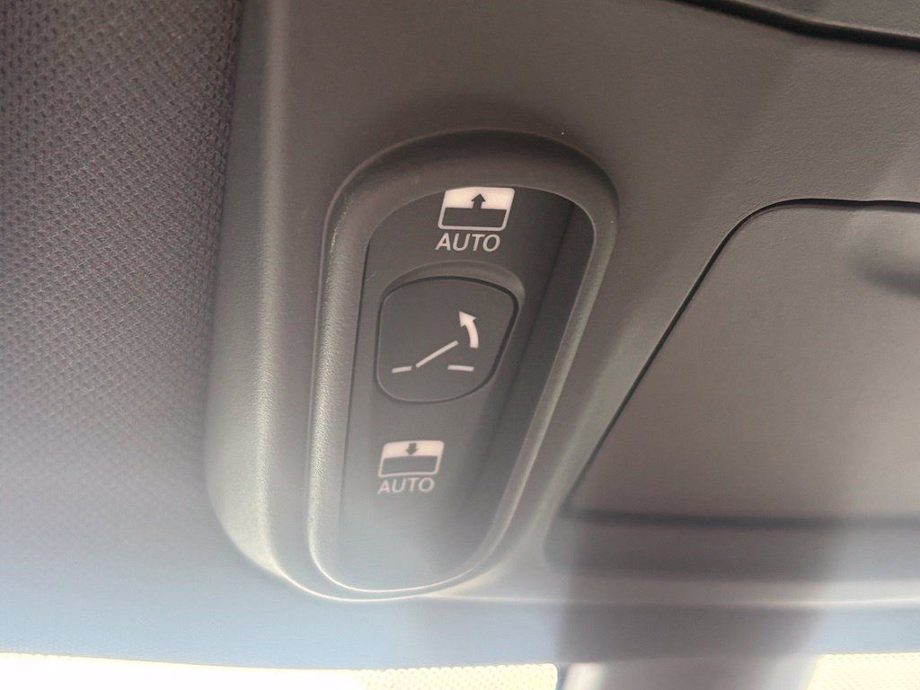 Used 2025 Chrysler Pacifica Limited FWD image 62