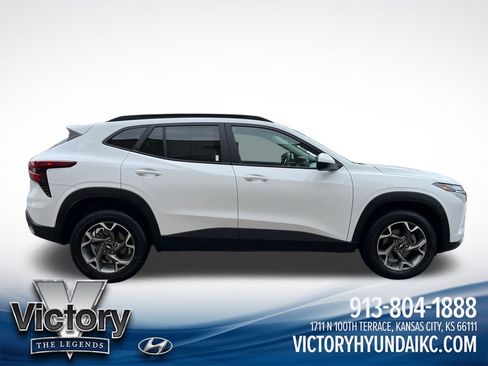 Used 2025 Chevrolet Trax LT FWD image 6