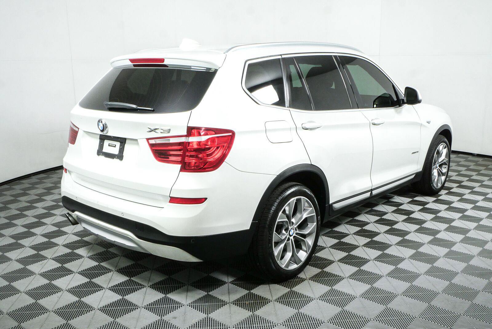 Used 2016 BMW X3 sDrive28i RWD image 3
