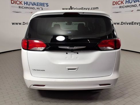 Used 2023 Chrysler Voyager LX FWD image 5