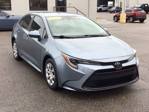 Used 2023 Toyota Corolla LE image 3