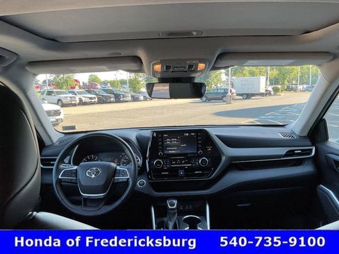 Used 2022 Toyota Highlander XLE AWD/4WD image 45