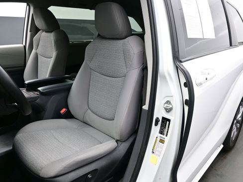 Used 2022 Toyota Sienna LE AWD/4WD image 11