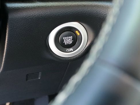 Used 2025 Chrysler Pacifica Select image 14