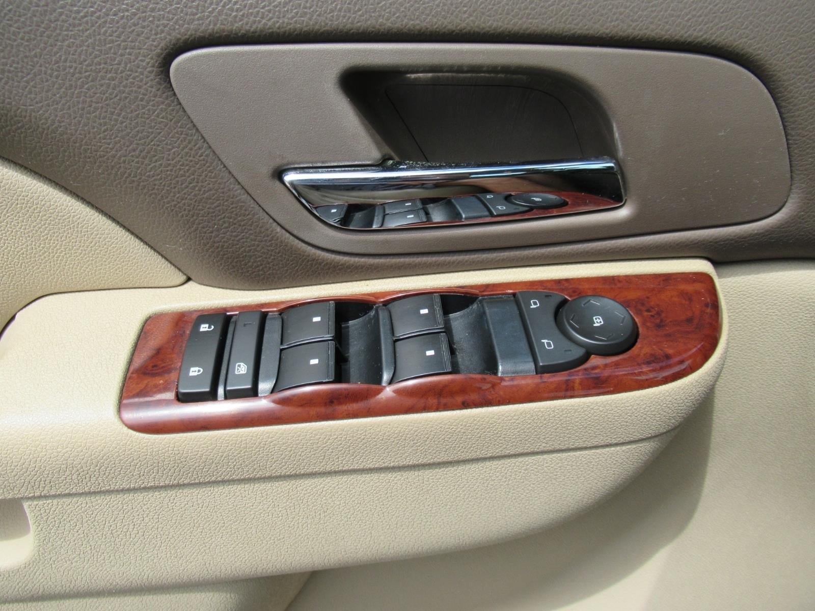 Used 2011 Chevrolet Suburban LT RWD image 21