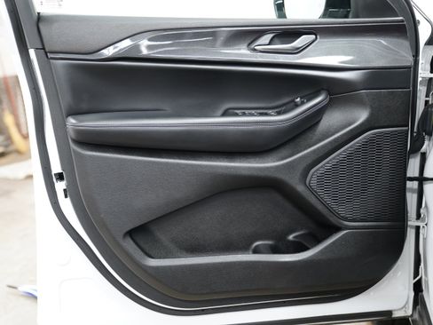 Used 2023 Jeep Grand Cherokee Altitude image 16