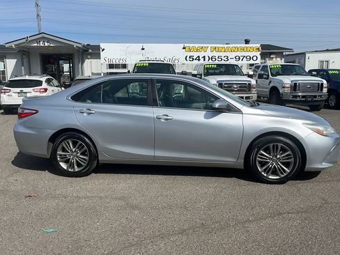 Used 2016 Toyota Camry SE FWD image 2
