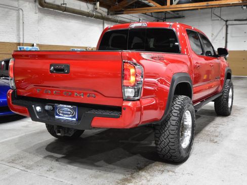 Used 2020 Toyota Tacoma TRD Off-Road w/ Technology Package AWD/4WD image 8