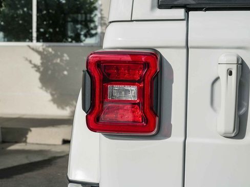 Used 2022 Jeep Wrangler Unlimited Sahara image 7