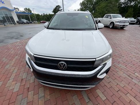 Used 2022 Volkswagen Taos SE FWD image 2