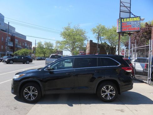 Used 2019 Toyota Highlander LE AWD/4WD image 7